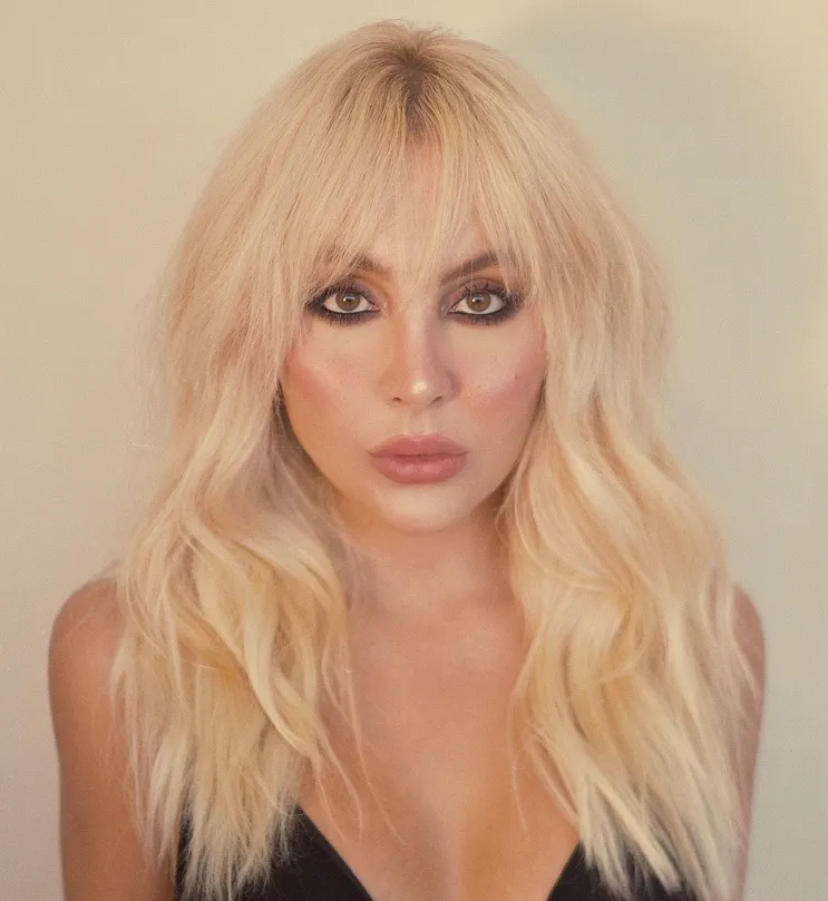 Blondine mit Wispy Bangs