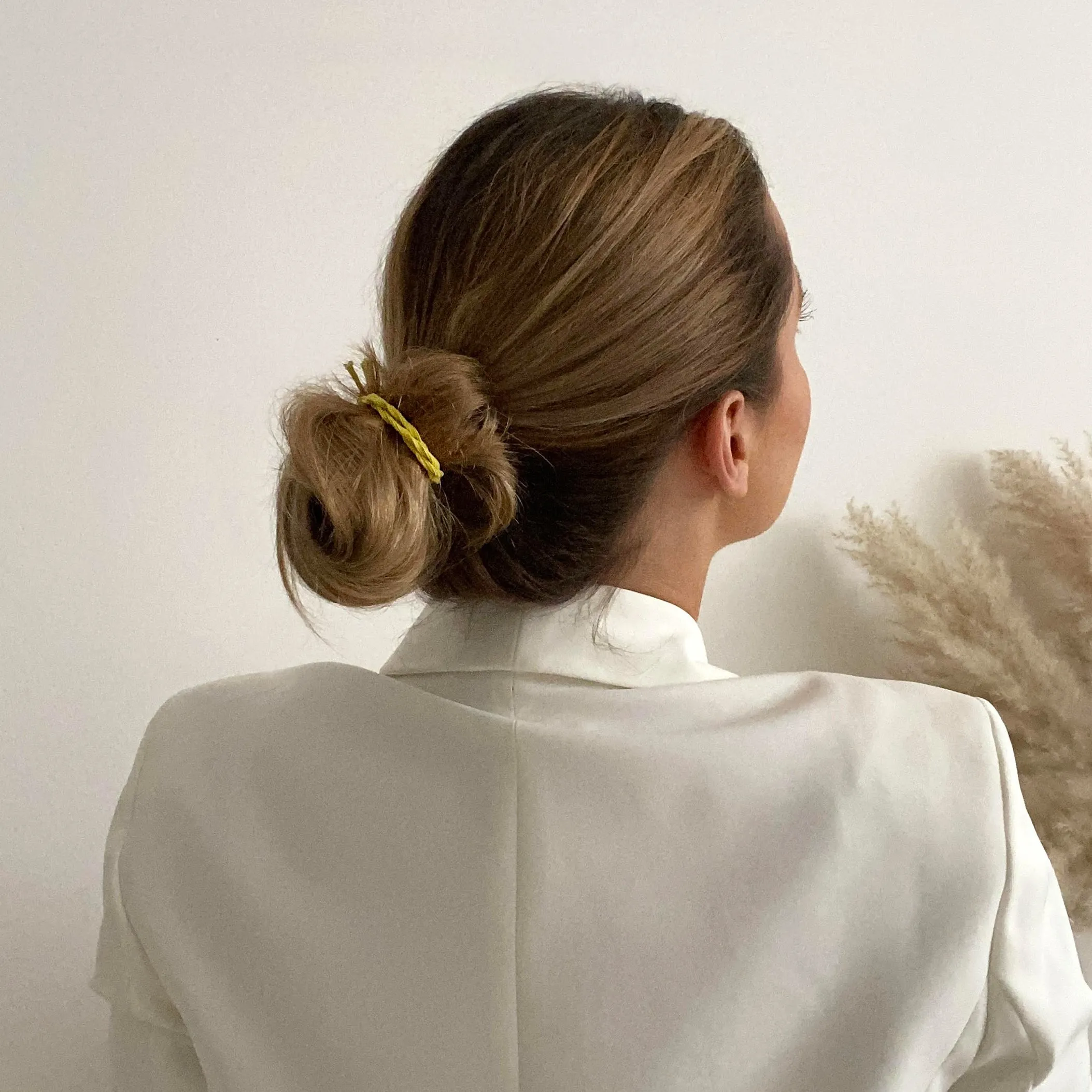 Frau mit Dutt mit Bellody Haargummi