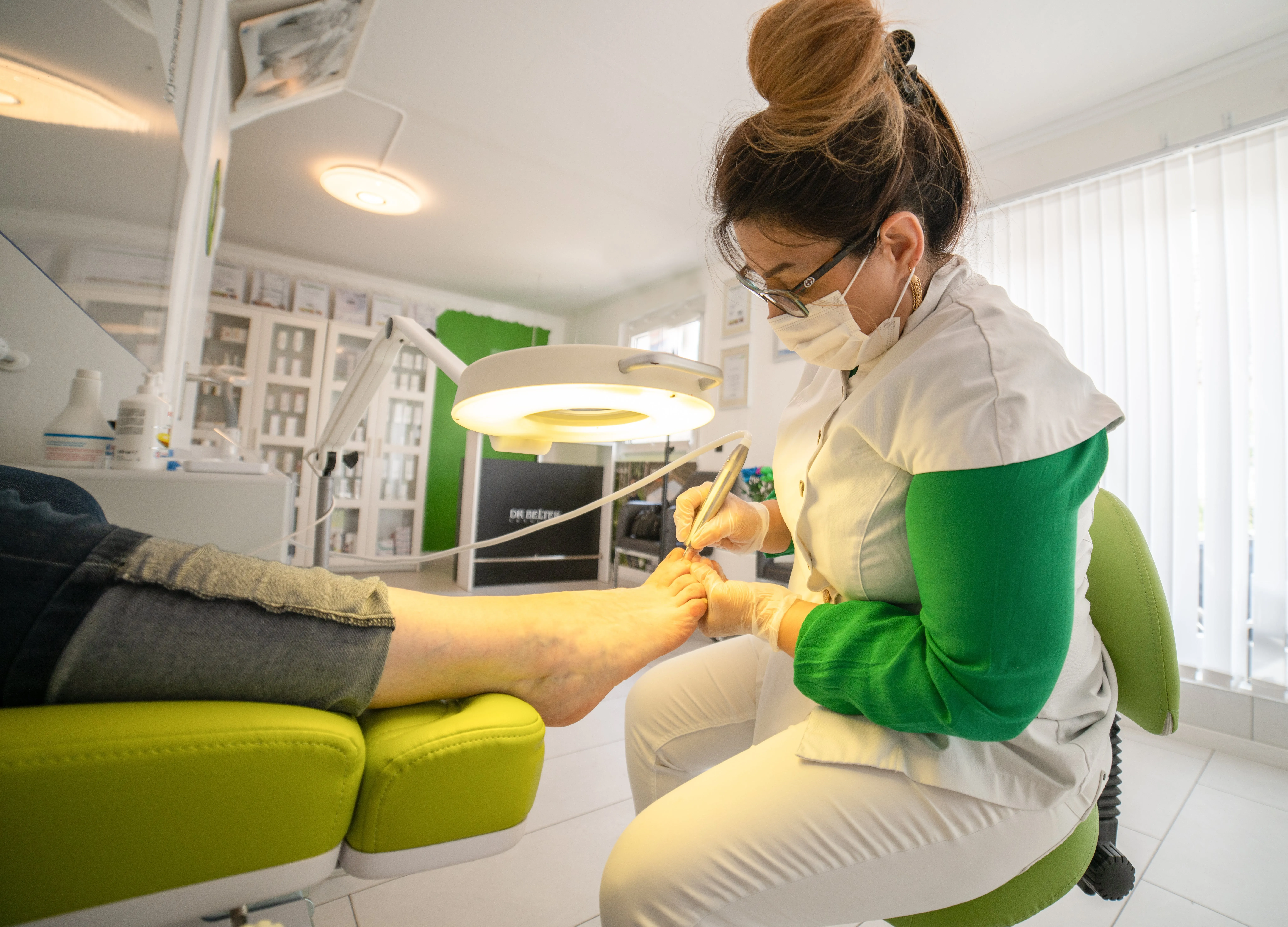 Frau bei der Pediküre