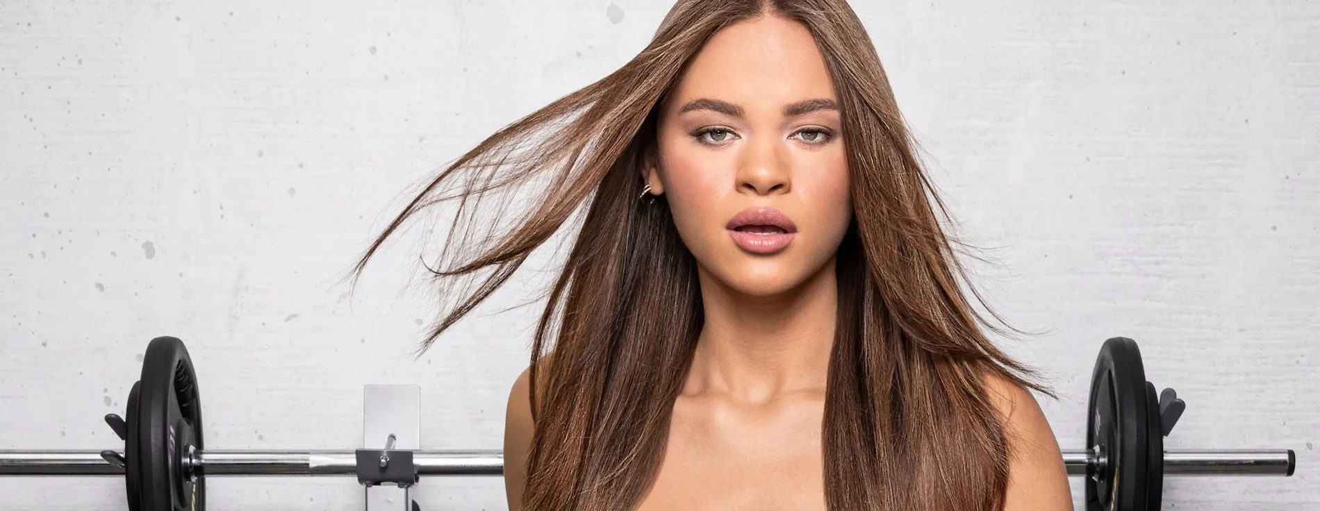 Model mit Fitness Gewichten