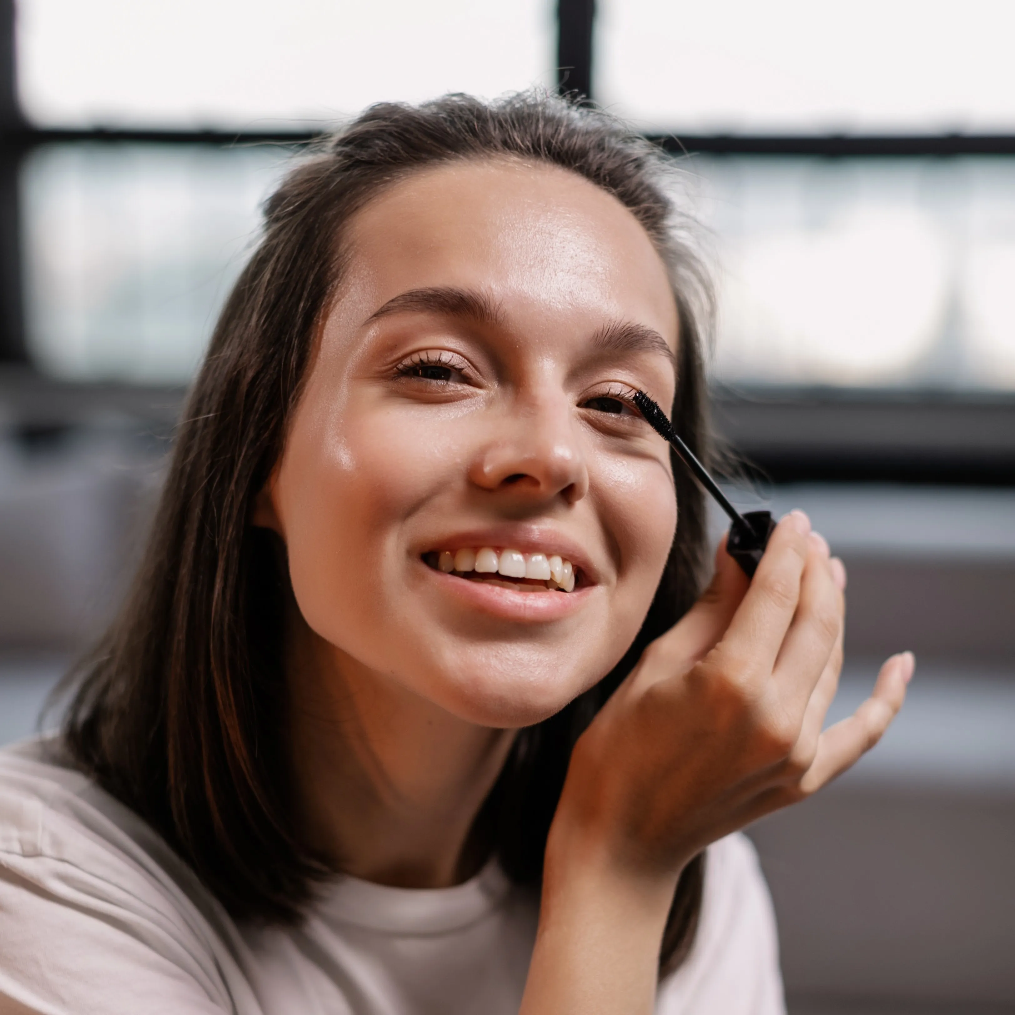 Frau tuscht ihre Wimpern