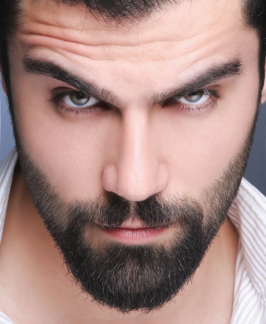 Mann mit perfekt getrimmtem Bart