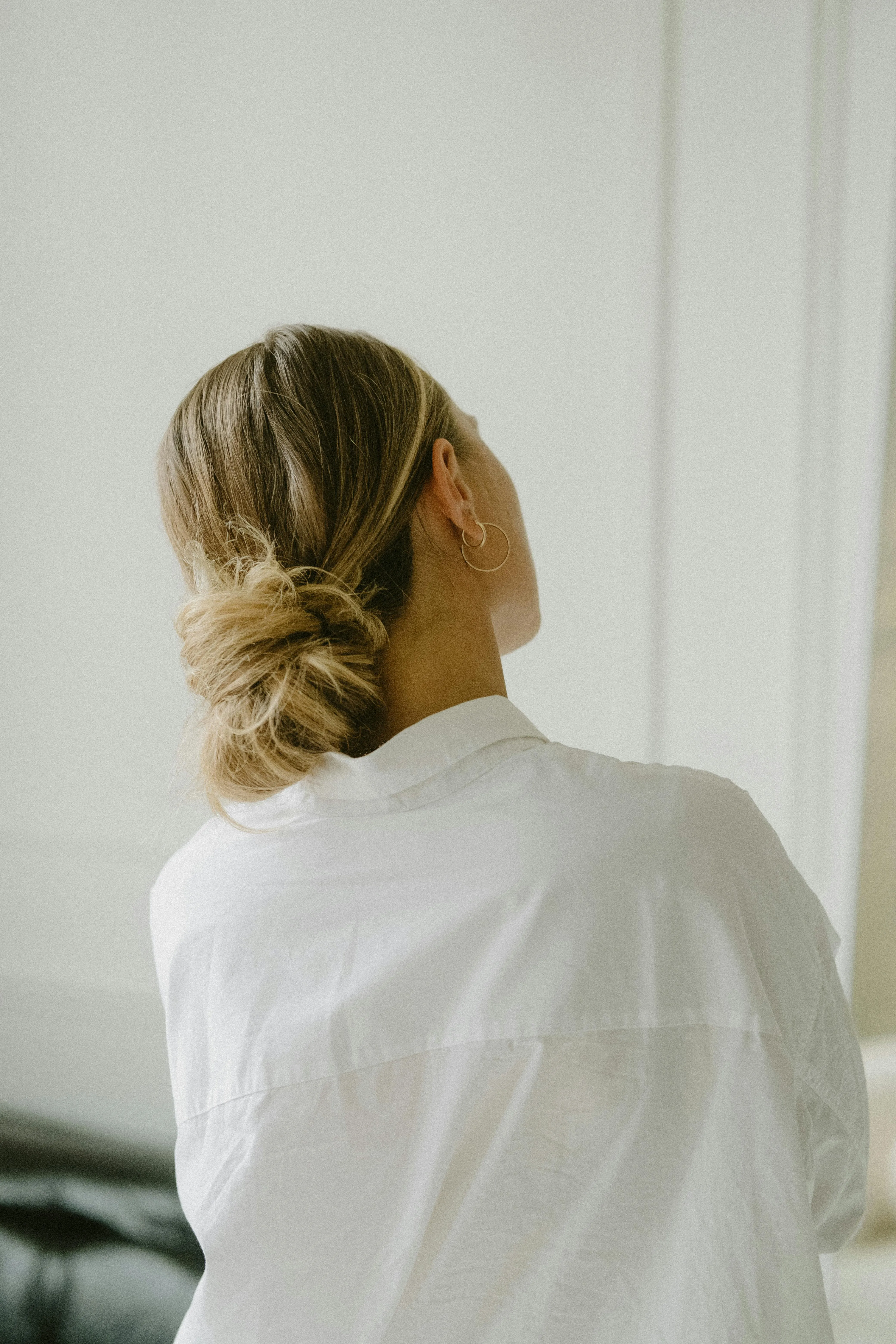 Tiefer Messy Bun für halblanges Haar