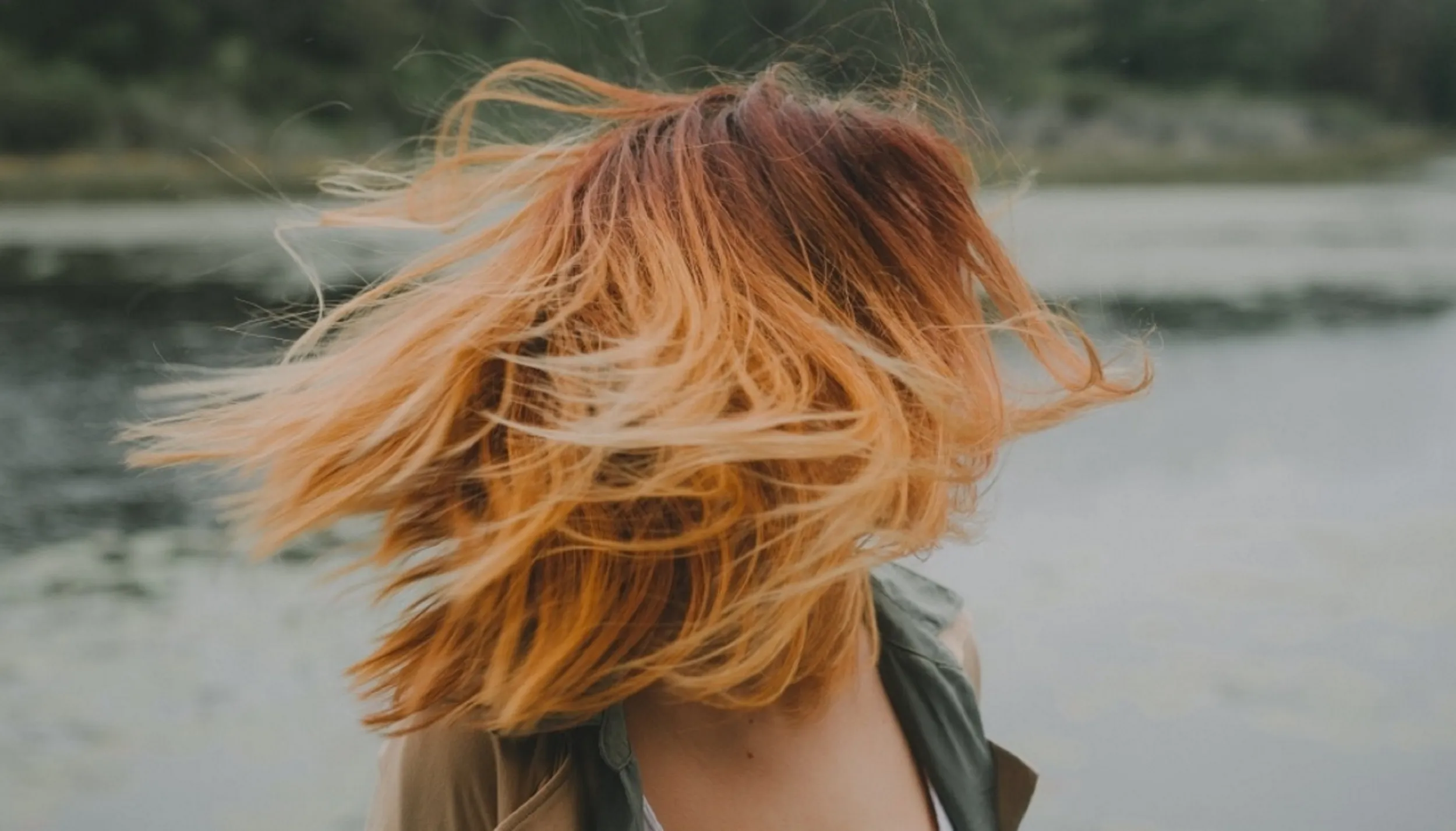 Frau mit kupferfarbigen Haarren