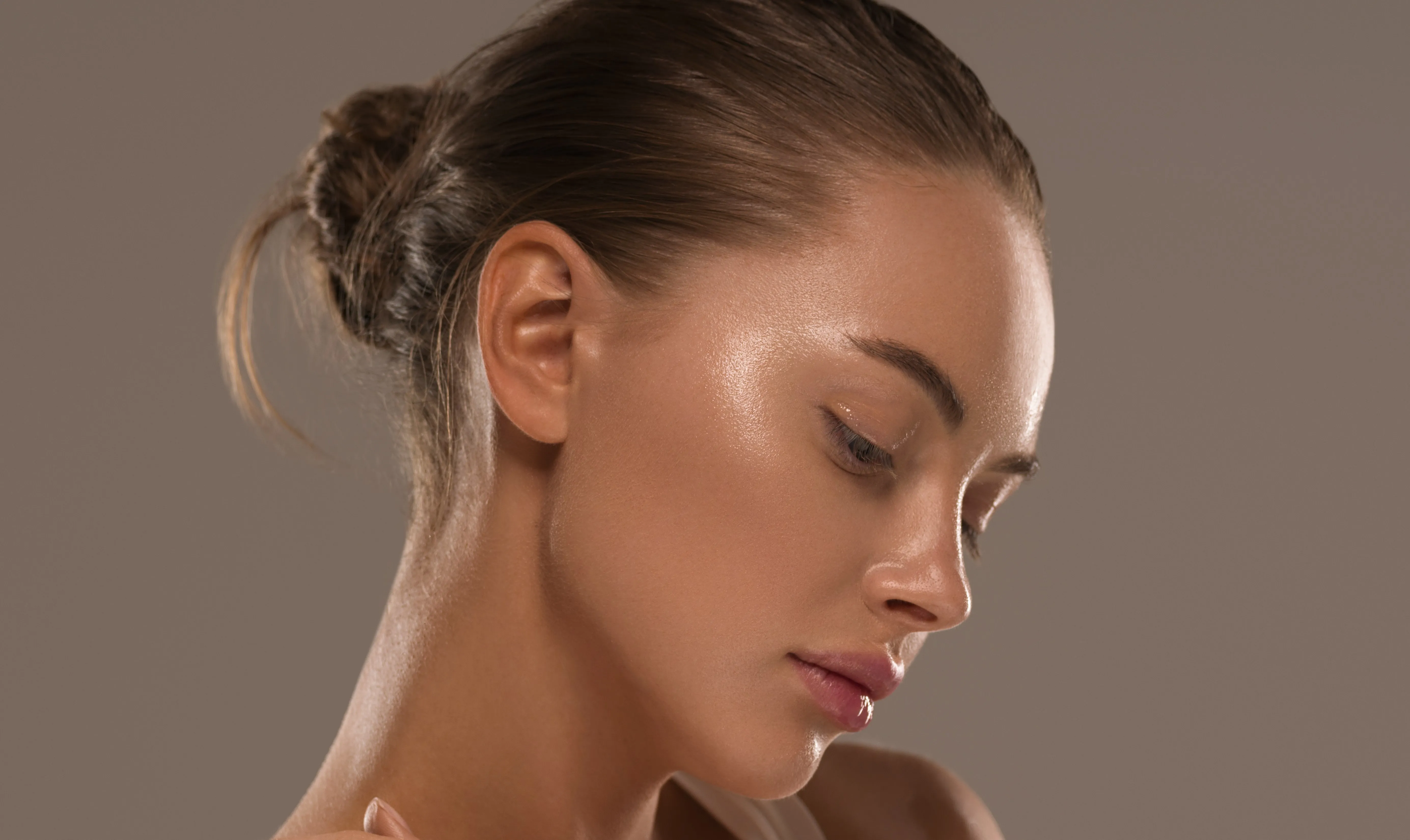 Frau mit leicht fettiger