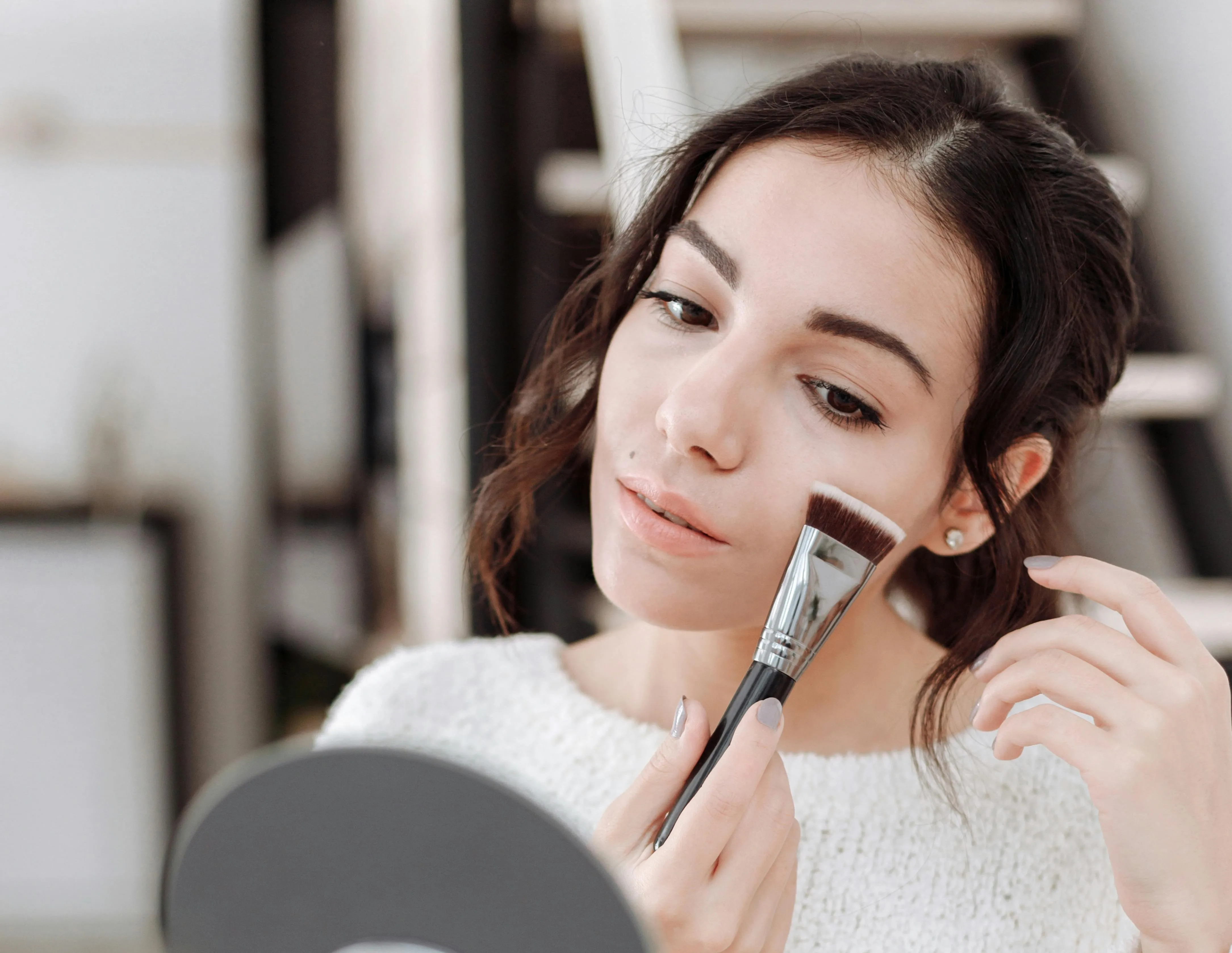 Frau trägt Puder auf